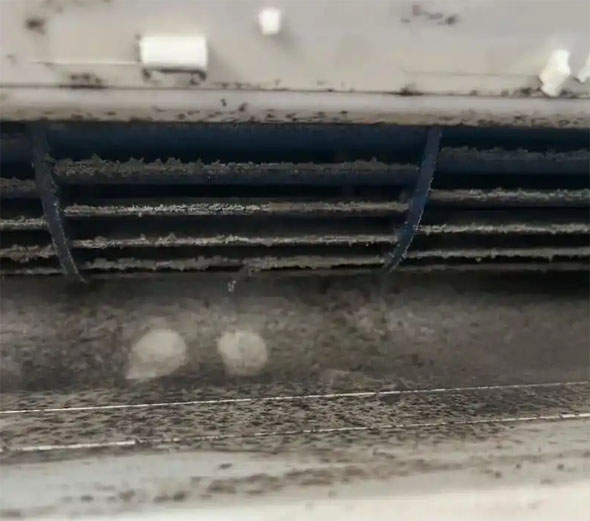弥勒空调吹的风有股烧焦味是怎么回事